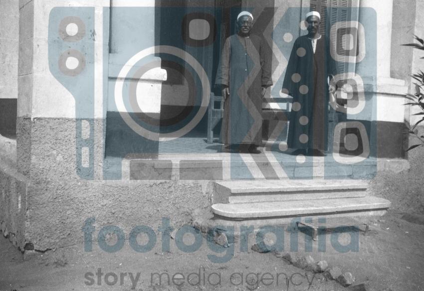 رجلان مصريان بالزي الصعيدي